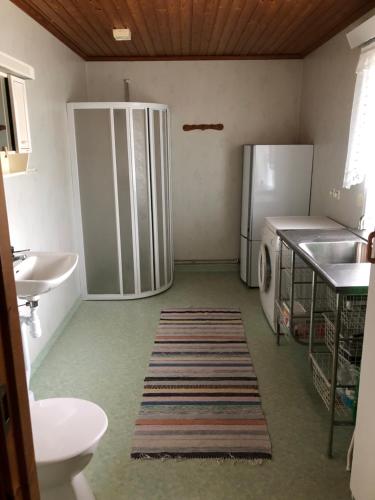 Koupelna v ubytování Röda stugan