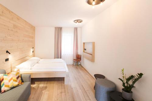 una camera d'albergo con un letto e due sedie di Penzion Kolnička a Luka nad Jihlavou