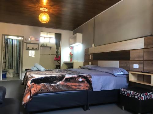 מיטה או מיטות בחדר ב-Makana apartastudio