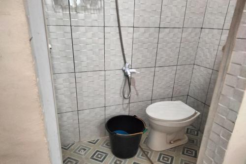 ein Badezimmer mit einem WC und einem Mülleimer in der Unterkunft OYO 92881 Nany Ayahanda Syariah in Medan
