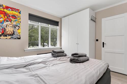 una camera da letto con un grande letto con cuscini sopra di Bright and elegant apartment a Reykjavik