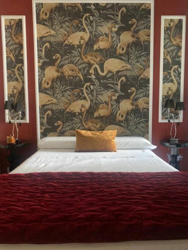 a bedroom with a wall with a wallpaper with flamingos at maravilloso apartamento zona financiera in Madrid