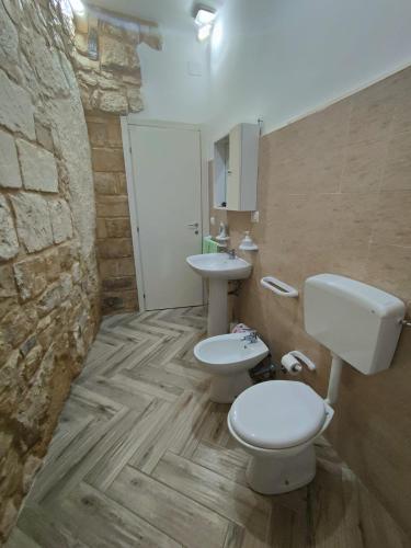 a bathroom with a toilet and a sink at Petra Barocca in Scicli