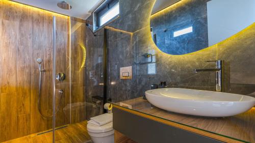 een badkamer met een wastafel, een douche en een toilet bij VILLA MYRA ELITE Demre in Demre