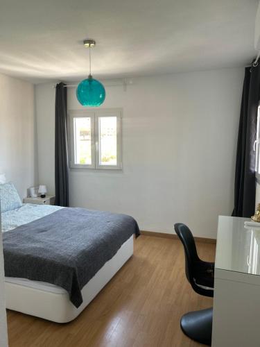 Postel nebo postele na pokoji v ubytování Marlenes Penthouse Duquesa