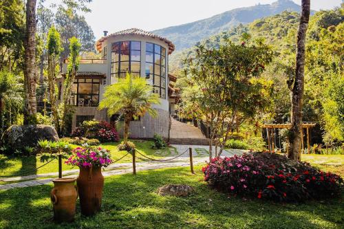 O vedere generală la munți sau o vedere la munte luată de la această casă de vacanță