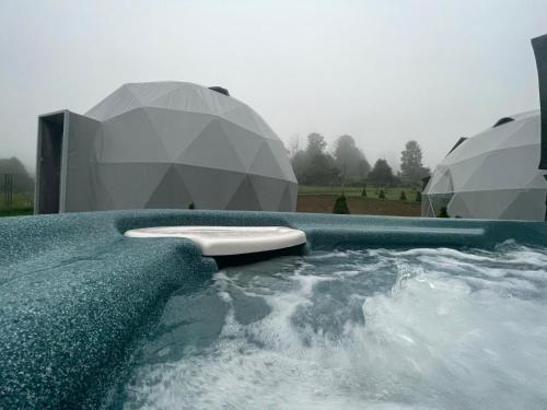 a swimming pool with a tub with water in it at Poziom 713 in Trzebunia