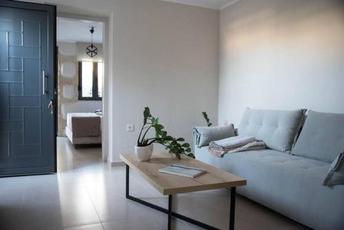 een woonkamer met een bank en een salontafel bij Myra city House in Chania