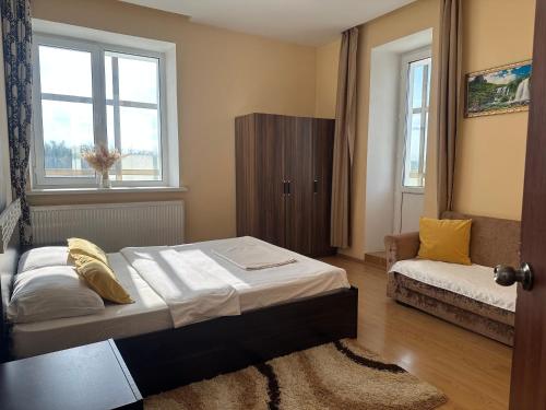 A bed or beds in a room at Просторная и уютная 3х комнатная в центре!