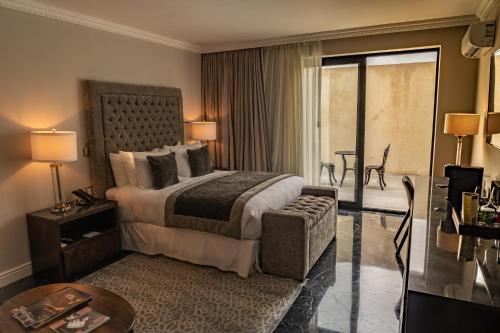 une chambre d'hôtel avec un lit et un salon dans l'établissement Hotel Plaza 79, à San Cristóbal de Las Casas
