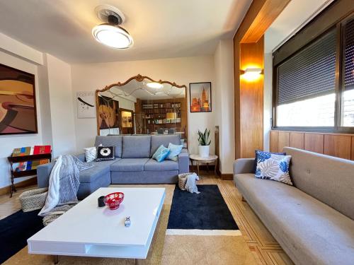 un soggiorno con divano e tavolo di Exclusivo Terraza Exterior Castellana a Madrid