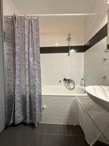 ein Badezimmer mit einer Badewanne und einem Waschbecken in der Unterkunft Lanište - Prelijep stan, balkon, wifi + besplatan parking in Zagreb