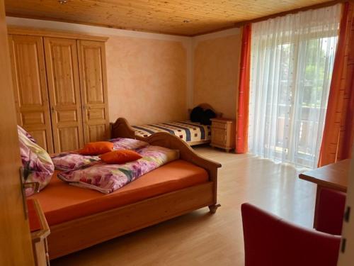 sala de estar con sofá y almohadas en Haus Ranner, en Bad Mitterndorf