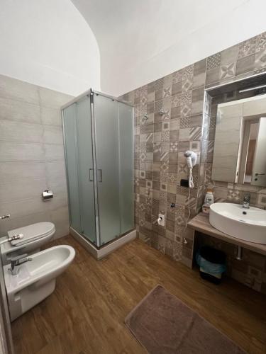 La salle de bains est pourvue d'une douche, d'un lavabo et de toilettes. dans l'établissement B&b Vesuviano, à Ercolano