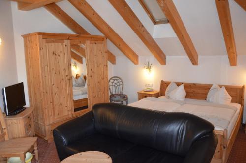 Postel nebo postele na pokoji v ubytování Alpenlandhotel Rodeneggerhof