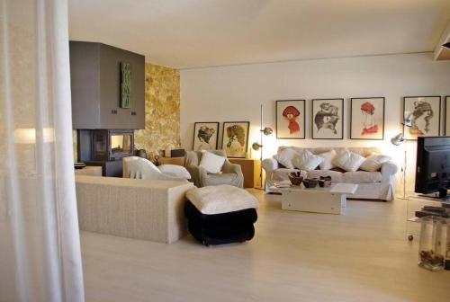 Una sala de estar con dos sofás y un televisor. en Beach apartment overseeing the sea, en Llafranc