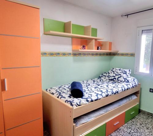 - une petite chambre avec des lits superposés et des étagères dans l'établissement CASA MIGUEL, à Puebla de Don Fadrique