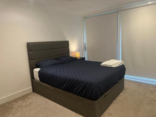 En eller flere senge i et værelse på Modern 2 bedroom Flat near King’s cross.