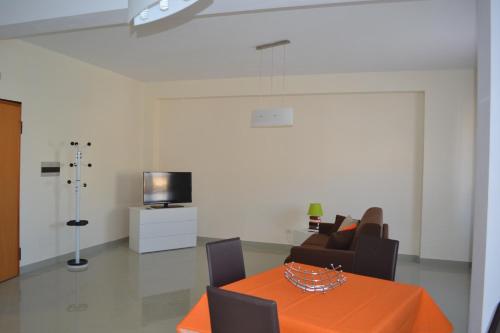 a living room with a table and a television at Bilocale Giacomo Matteotti in Mazara del Vallo