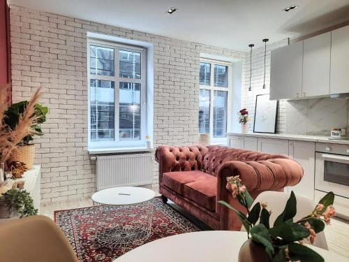 un soggiorno con divano rosso in cucina di Apartament Kwietniewskiego 4 Bytom a Bytom