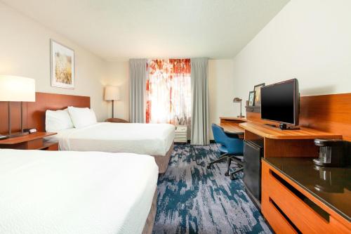 Телевизор и/или развлекательный центр в Fairfield Inn by Marriott North Little Rock