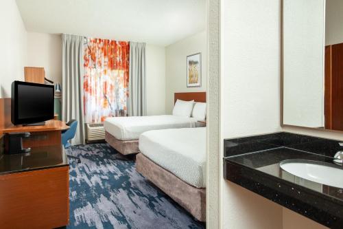 Habitación de hotel con 2 camas y lavamanos en Fairfield Inn by Marriott North Little Rock, en North Little Rock