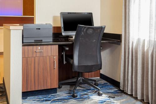 Телевизор и/или развлекательный центр в Fairfield Inn by Marriott North Little Rock