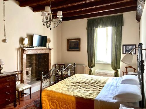 1 dormitorio con 1 cama grande y chimenea en B&B Corte Seguini, en Bagnatica