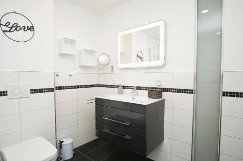 Ένα μπάνιο στο Modernen Ferienwohnung mit Balkon, Kamin - Alte Fischfabrik Lauterbach FeWo 13