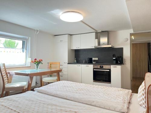 a kitchen with a bed and a table in a room at Appartement Am Straßland in Kirchheim