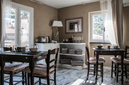 - une salle à manger avec deux tables et deux fenêtres dans l'établissement Zia Letizia Bed And Wine, à Monterosso al Mare