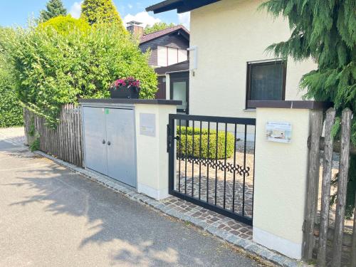 a fence with a blue door next to a house at Appartement Am Straßland in Kirchheim