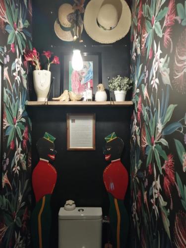 een badkamer met twee manicans aan de muur en een toilet bij Maison d'Art' lette in Saint-Féliu-dʼAvall