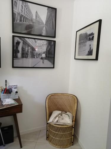 um bebé a dormir numa cadeira ao lado de uma secretária em Maison d'Art' lette em Saint-Féliu-dʼAvall