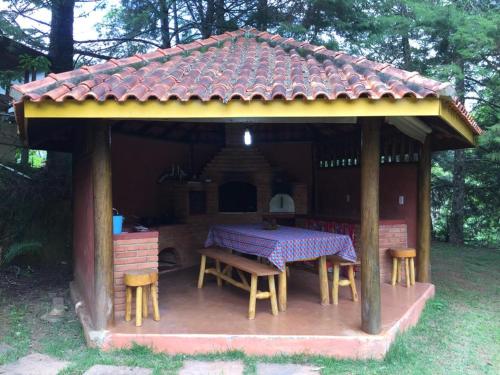 a gazebo with a table and chairs in it at RECANTO Do SOL VISCONDE DE MAUÁ in Visconde De Maua