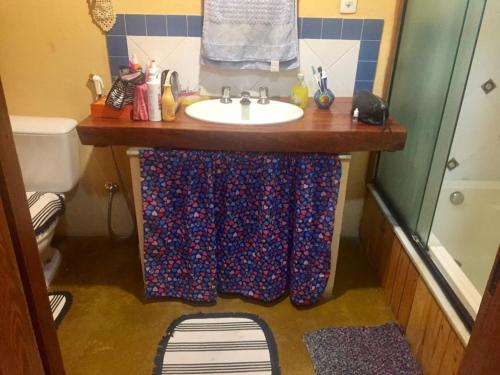 a bathroom with a sink and a toilet at RECANTO Do SOL VISCONDE DE MAUÁ in Visconde De Maua