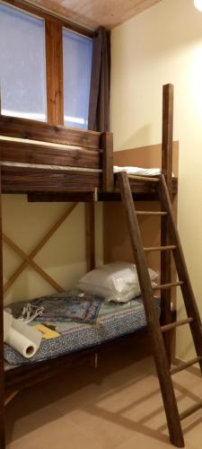 quelques lits superposés dans une chambre dans l'établissement La grange d Eugène, à Saint-Genix-sur-Guiers