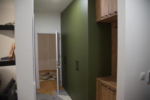 Zimmer mit grüner Wand und Tür in der Unterkunft ZOJA Apartments #2 in Kavadarci