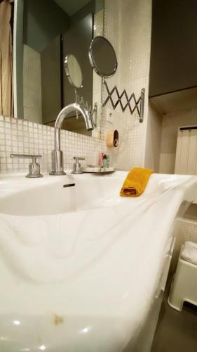 une salle de bain avec un lavabo et un miroir dans l'établissement Villa Lepic, Luxury flat in Montmartre with private terrasse-Appartement entier, à Paris