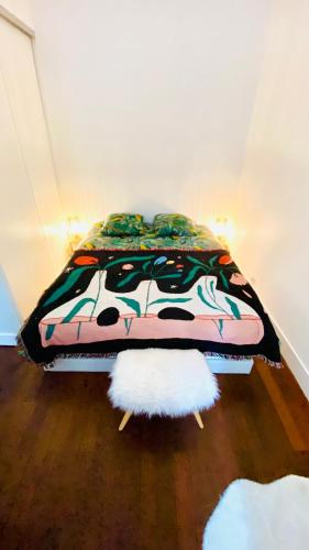 - un lit installé dans une chambre dotée de parquet dans l'établissement Villa Lepic, Luxury flat in Montmartre with private terrasse-Appartement entier, à Paris