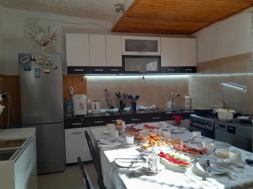 una cocina con una mesa con comida. en Kazbegi Guest House, en Kazbegi