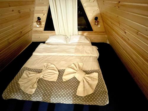 Una cama o camas en una habitación de Ska Cottage