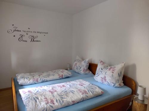 two beds with pillows on them in a room at Bernsteinglück in Wunsiedel