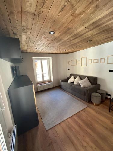 a living room with a couch and a television at Au cœur de la Cité Vauban in Briançon