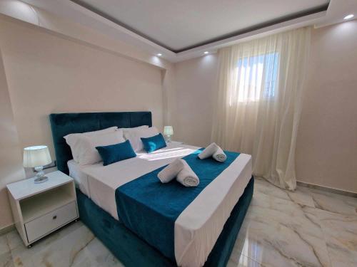 Un dormitorio con una cama grande con toallas. en Villa Hillside Pefkohori, en Pefkohori