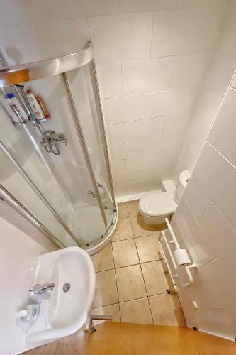 y baño con lavabo, ducha y aseo. en Minimalist space - Manchester City Centre, en Mánchester