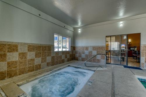 uma banheira de hidromassagem no meio de um quarto em Super 8 by Wyndham Alamosa em Alamosa