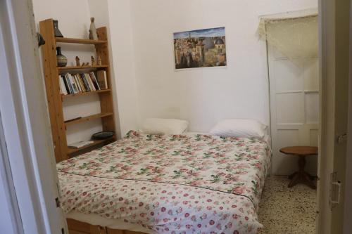 Un pat sau paturi într-o cameră la House of the Philosopher - Jerusalem Top Location