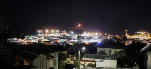 Una ciudad de noche con barcos en un puerto en Hampton’s on Amy, en Burnie