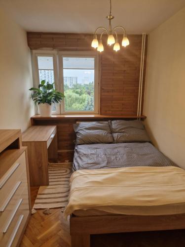 1 dormitorio con 2 camas y ventana en APARTAMENT zielona Retkinia - blisko ZOO, Atlas Arena, Mandoria, S14, Lotnisko, en Łódź